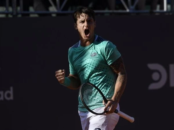 Camilo Ugo Carabelli mengklaim salah satu kemenangan yang akan paling diingat dan dramatis di Chile Open, Santiago musim 2025.