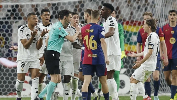 Madrid Ribut soal Wasit, Bek Barca: Tak Cerminkan Sikap Klub Besar