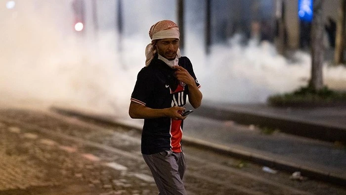 Suporter Vs Polisi, Perayaan Liar Usai PSG Juara Liga Champions