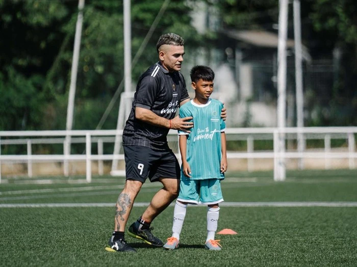 Cristian Gonzales 'Turunkan' Ilmu ke Pesepakbola Muda