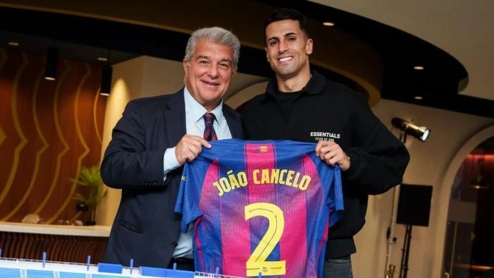 Joao Cancelo Resmi Gabung Barcelona  