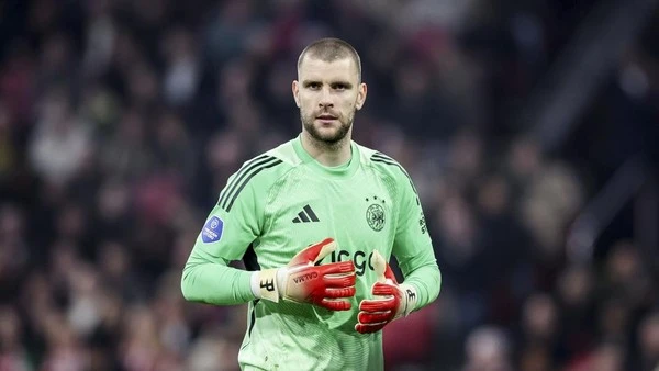 Debut Gemilang! Maarten Paes Catat Clean Sheet Perdana Bersama Ajax